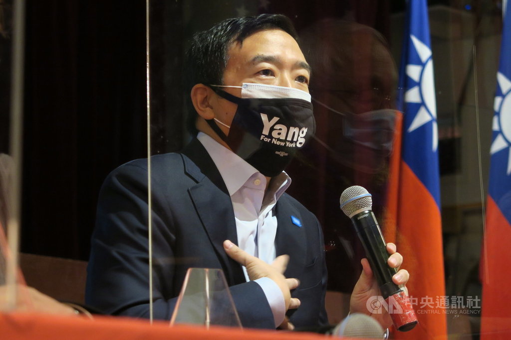 參選紐約市長的台裔企業家楊安澤美東時間19日拜會中華公所,承諾運用在華府的人脈,替紐約亞裔族群爭取符合比例的公共資源。中央社記者尹俊傑紐約攝 110年2月20日