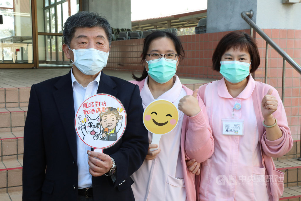 衛福部長陳時中(左)20日南下訪視嘉義縣檢疫所,慰勞執勤人員並與護理人員合影,陳時中也應護理人員要求,在扇子、名牌上簽名留念。(嘉義縣政府提供)中央社記者蔡智明傳真 110年2月20日