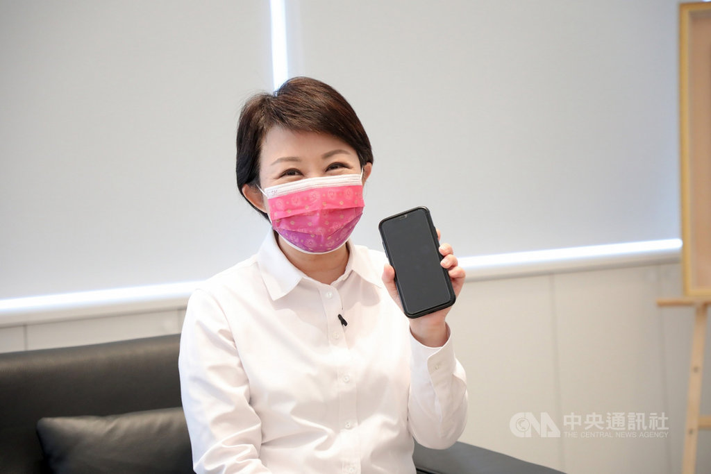 首屆「台中女麗購」活動順利落幕,20日並抽出壓軸大獎、50兩黃金得主,台中市長盧秀燕(圖)也親自致電向蘇姓得主道賀。(台中市政府提供)中央社記者郝雪卿傳真 110年2月20日