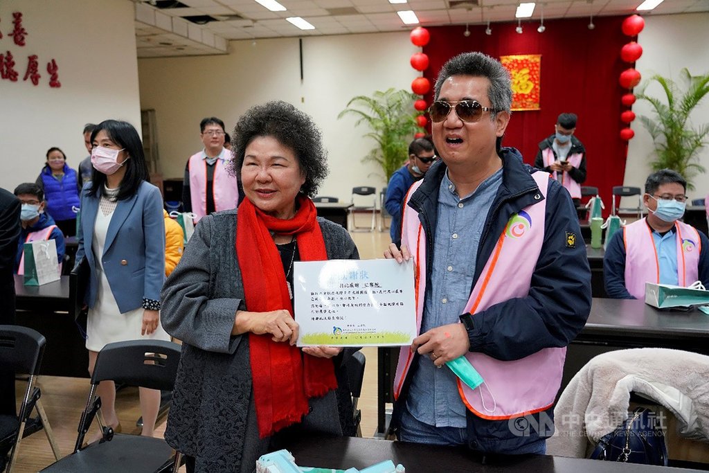 國家人權委員會主委陳菊(左)代表接受視障者家長協會秘書長藍介洲(右)致送感謝狀。(國家人權委員會提供)中央社記者林育瑄傳真 110年2月20日