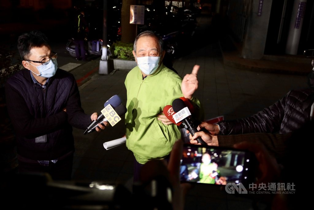 軍情局退役上校張超然(中)涉為中國發展組織、收集情報,20日被台北地檢署起訴。在押的張超然晚間獲法官諭知以新台幣30萬元交保,他離開法院後表示,很委屈,但現在不方便說。中央社記者蕭博文攝 110年2月20日