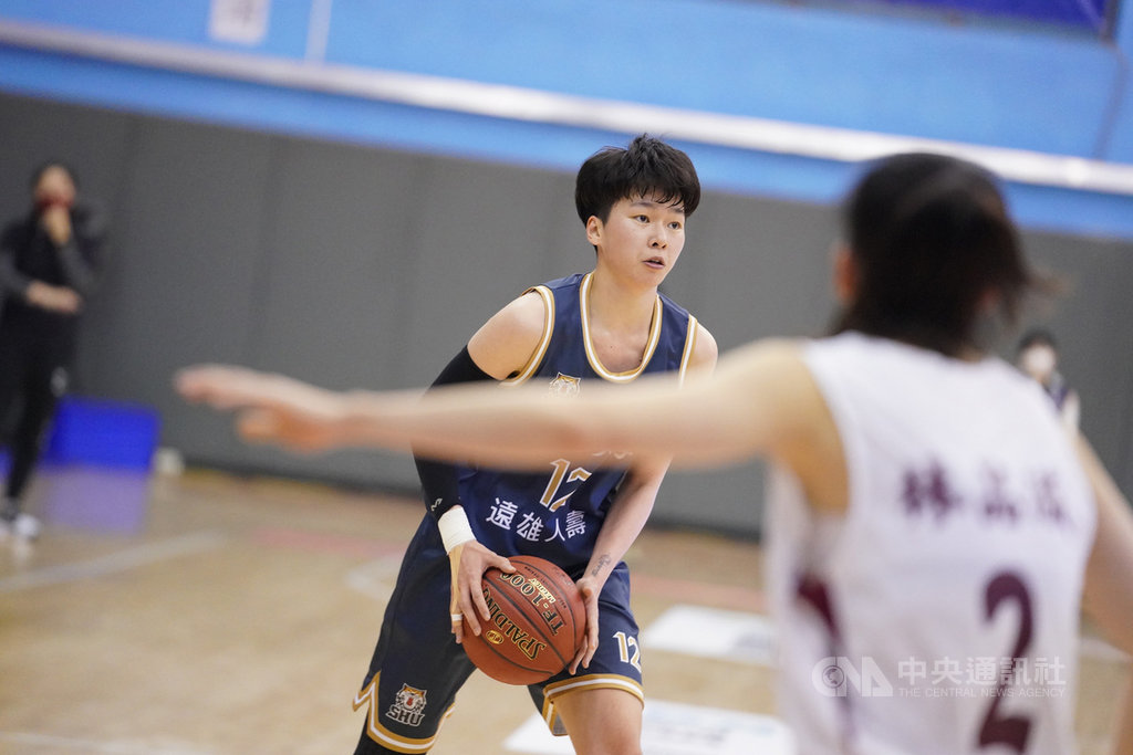 109學年度大專籃球聯賽(UBA)公開女一級6強複賽賽程20日持續展開,世新大學林蝶(後中)全場貢獻20分,助隊以92比50擊敗佛光大學,收下3連勝,也確定晉級4強。(大專體總提供)中央社記者黃巧雯傳真 110年2月20日