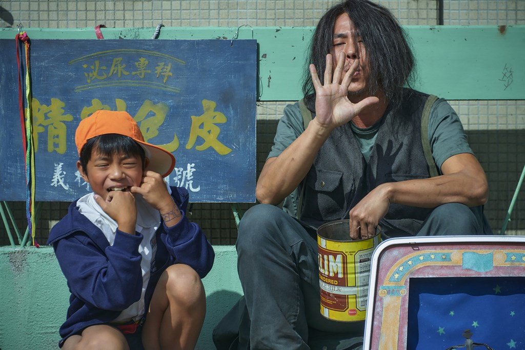 演員莊凱勛(右)演出台劇「天橋上的魔術師」中的神秘魔術師一角,他特別留起長髮、抹黑指甲詮釋類似流浪漢卻又充滿神秘特質的魔術師。(公視、myVideo提供)中央社記者王心妤傳真 110年2月20日