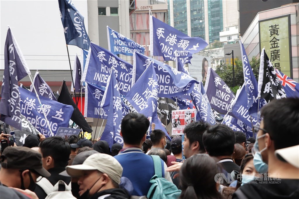 外媒報導,旅美中國民運人士發起「新黃雀行動」,救援香港流亡抗爭者。圖為反送中民眾高舉「香港獨立」與「光復香港,時代革命」旗幟。(中央社檔案照片)