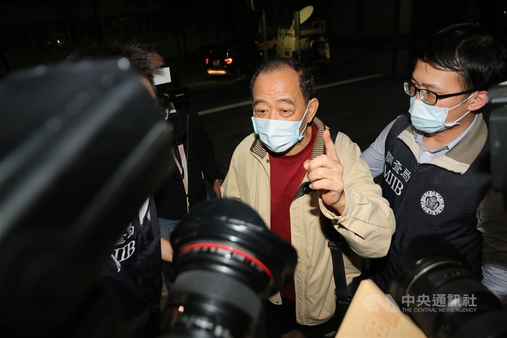 軍情局退役上校張超然(前)涉嫌引介軍情局退役軍官認識中國國安人員,20日經法官訊問後以30萬元交保。(中央社檔案照片)
