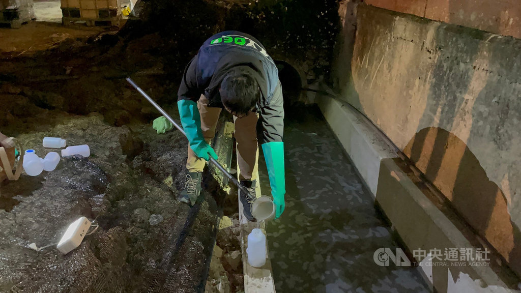 桃園市蘆竹區一處工廠19日發生火警,環保局20日表示,火災當下同步要求業者進行消防廢水圍堵,並針對圍堵區廢水進行水質採樣檢測,發現廢水酸鹼度接近酸性,依反水污染防治法開罰。(桃園市環保局提供)中央社記者葉臻傳真 110年2月20日