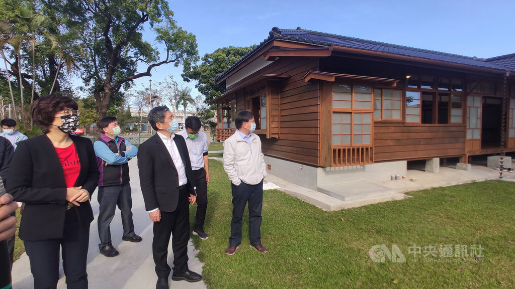 文化部長李永得(前左2)20日造訪台東,在縣長饒慶鈴(前左)、民進黨籍立委劉櫂豪(前右)等人陪同下,訪視台東市民權里日式建築園區。中央社記者盧太城台東攝 110年2月20日