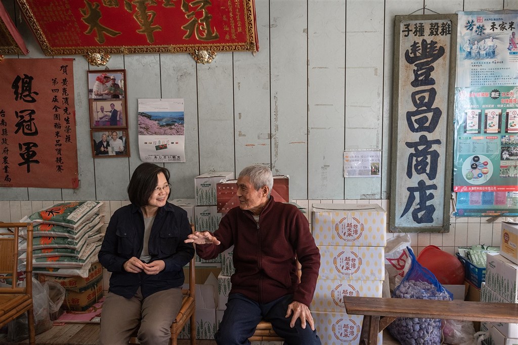前總統府國策顧問黃崑濱(右)辭世,總統蔡英文在臉書發文懷念說,崑濱伯和無米樂,是每一個台灣人心中的鄉愁。(圖取自facebook.com/tsaiingwen)