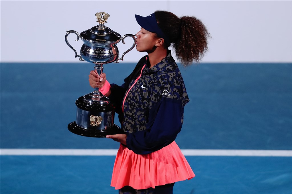日本女將大坂直美(圖)20日在澳洲網球公開賽女單決賽擊敗美國選手布雷迪,捧下生涯第4座大滿貫金盃。(圖取自twitter.com/AustralianOpen)