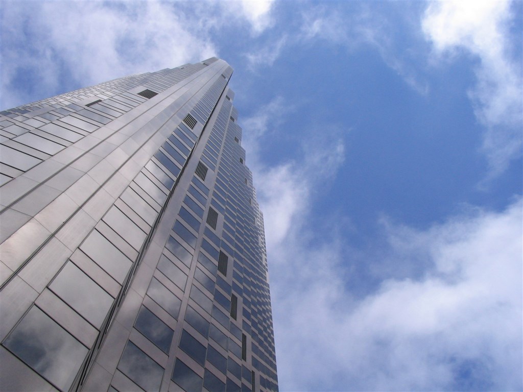 專家計算出建築物施加的向下壓力,然後得出位於舊金山市區、前美國銀行所在的779英尺(約237公尺)摩天大樓對當地帶來最大壓力。(圖取自維基共享資源,版權屬公眾領域)