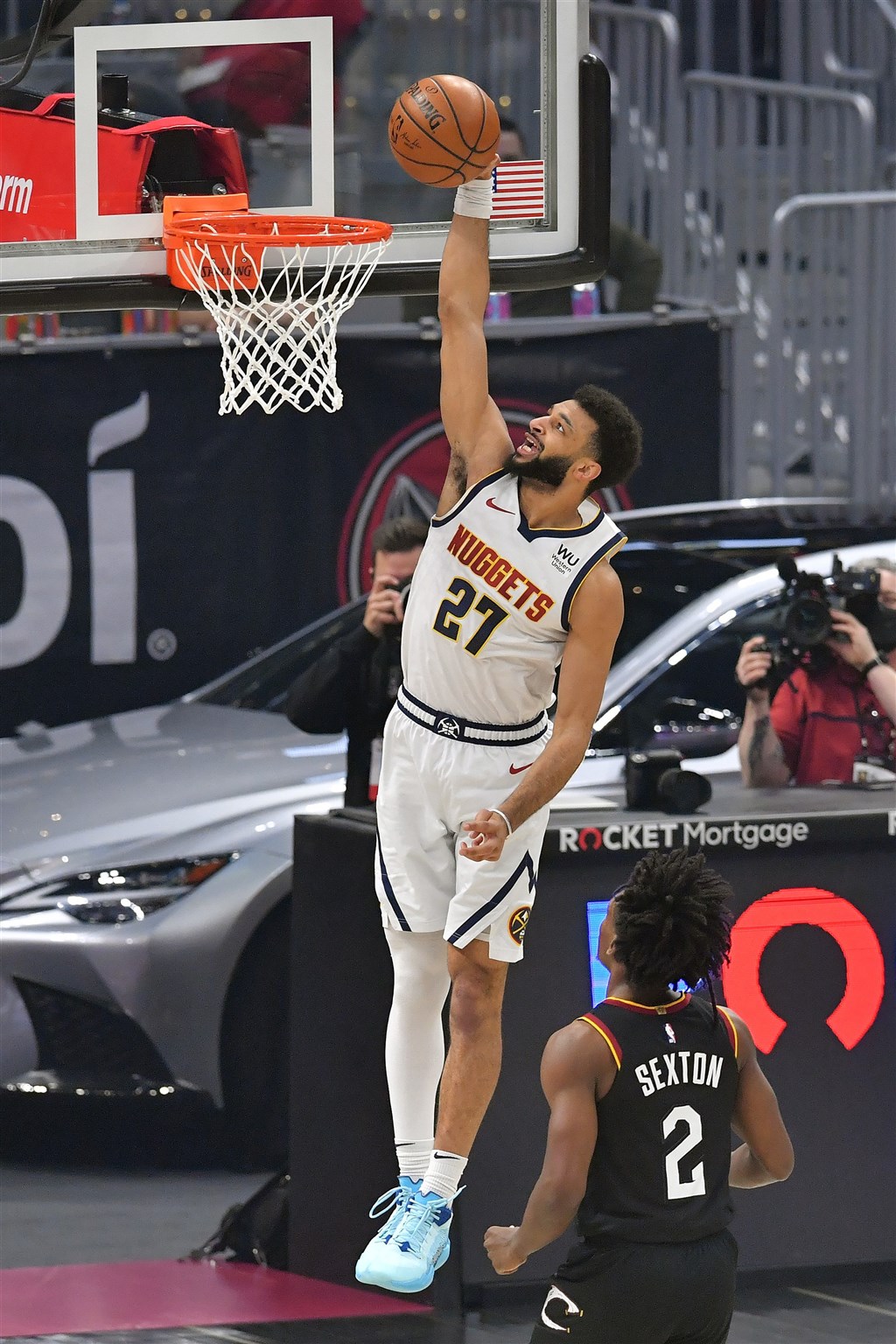 NBA丹佛金塊隊後衛莫瑞(左)19日在對克里夫蘭騎士隊的比賽中,在沒有任何罰球情況下攻下50分,成為NBA史上第一人。(圖取自twitter.com/nuggets)