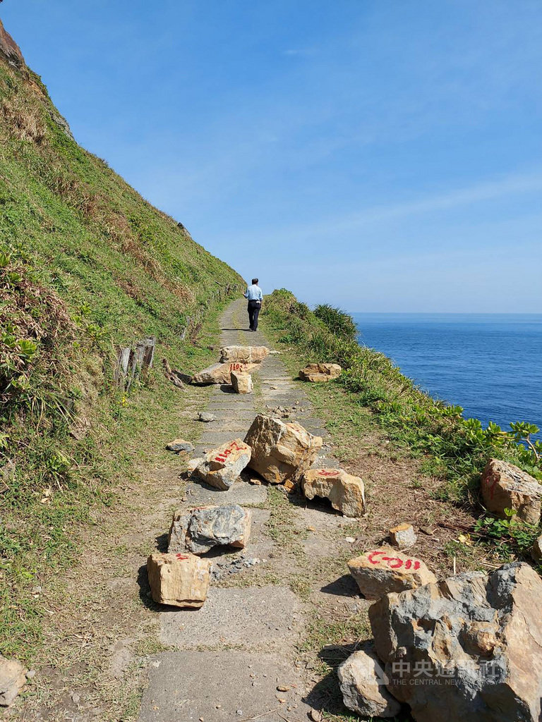 東北角暨宜蘭海岸國家風景區鼻頭角步道燈塔通道並未對外開放,且近期不時有落石發生,交通部航港局20日再次呼籲民眾勿擅自闖入,以免發生意外。(航港局提供)中央社記者汪淑芬傳真 110年2月20日