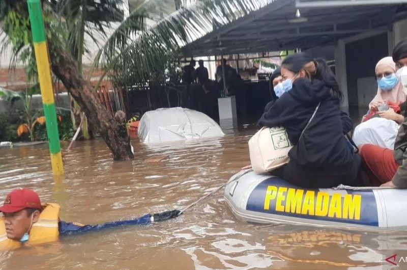 印尼首都雅加達19日晚下起滂沱大雨,雅加達周邊地區和數十條主要交通幹道20日水滿為患,當局已疏散超過1300名居民至臨時避難所。(安塔拉通訊社)