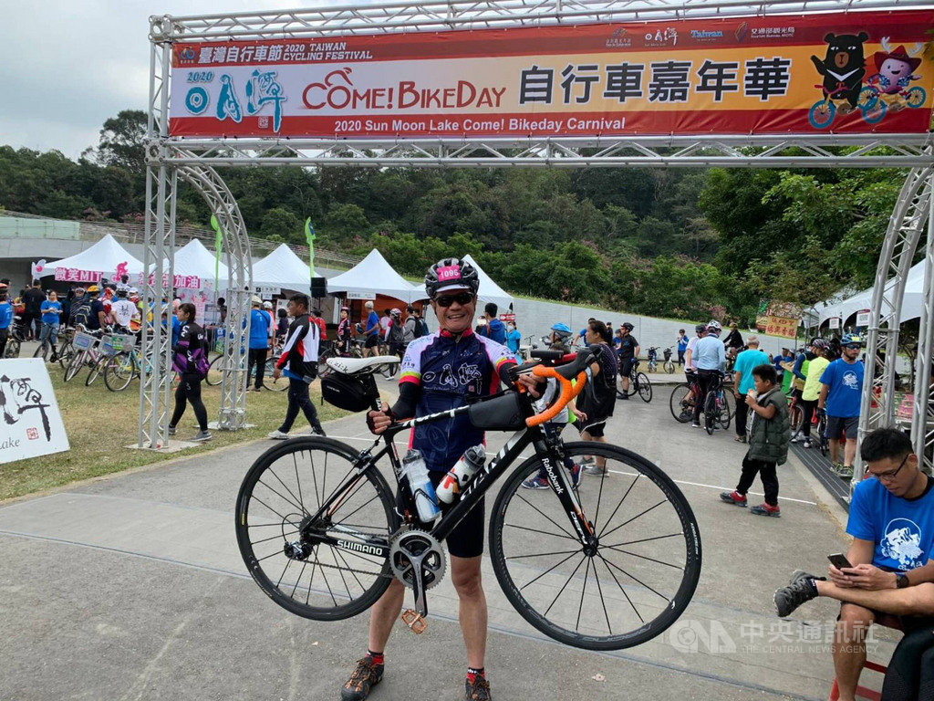 王品副董事長李森斌說,騎鐵馬時,大家總是互相打氣;平時訓練的運動家精神,在疫情期間也成為穩住王品上下軍心的定心丸。圖為李森斌2020年參加日月潭自行車嘉年華。(李森斌提供)中央社記者江明晏傳真 110年2月21日
