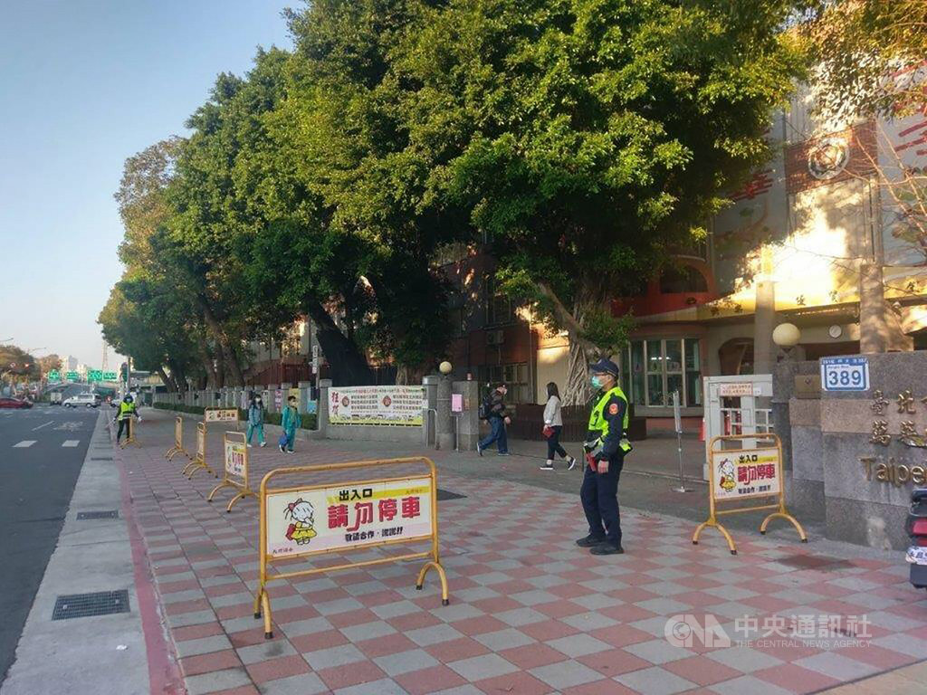 台北市警察局交通警察大隊表示,中、小學22日開學,為避免校區周邊人、車潮增加造成交通衝擊,將派遣員警執行交通疏導、路況查報及違停車輛取締,預計增派交通疏導崗位109處。(台北市警察局交通警察大隊提供)中央社記者黃麗芸傳真 110年2月21日