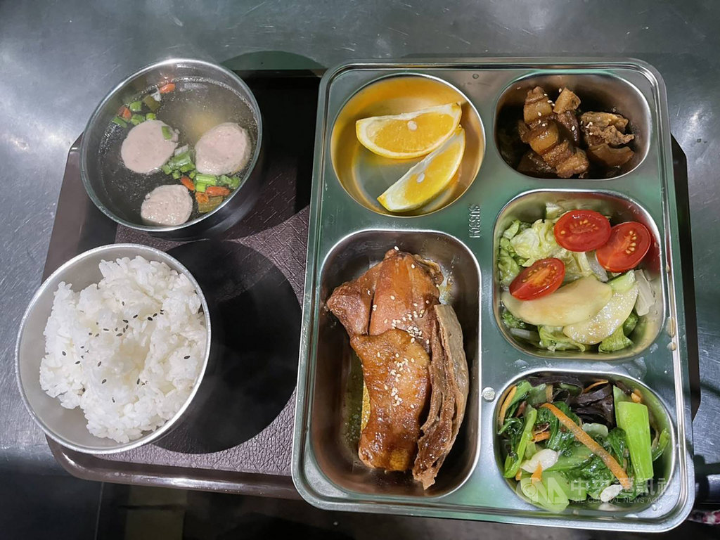 玉山國家公園排雲山莊供餐形式由原本排隊打菜改為定食套餐(圖),口味與菜色都精進,而且分梯次用餐也具防疫作用,已獲多數登山者好評。(玉管處提供)中央社記者蕭博陽南投傳真 110年2月21日