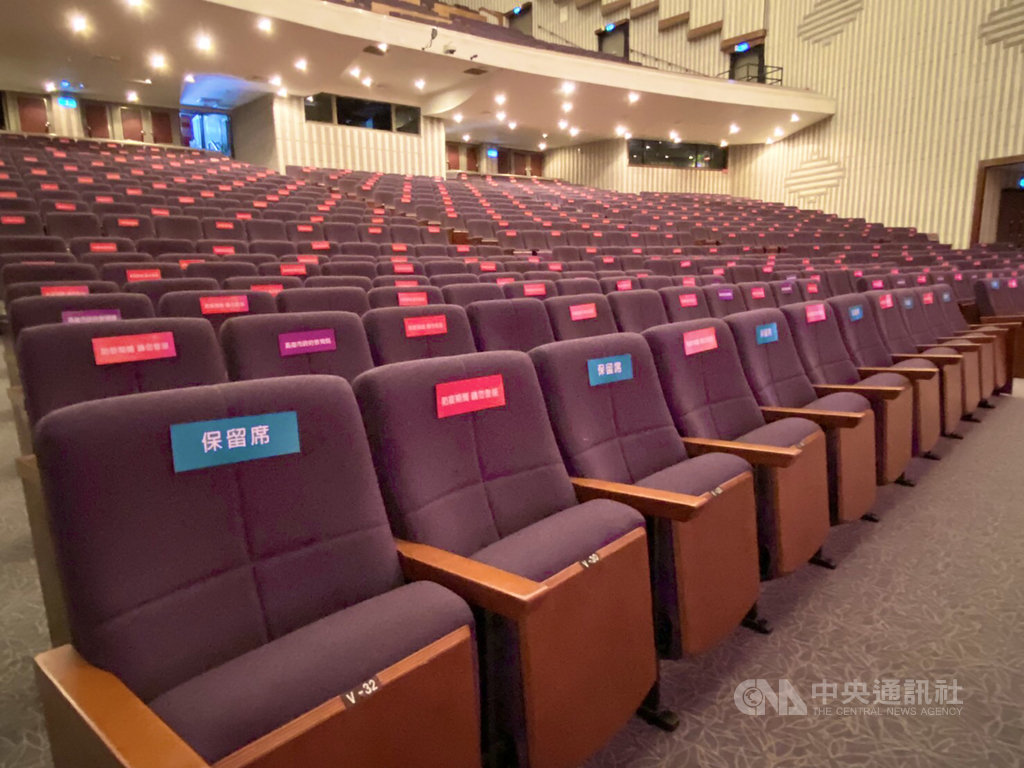 高中職以下學校22日開學,高雄市教育局於21日召開三級校長會議,由於與會校長人數眾多,會議現場採實名入場並進行酒精消毒,會場還安排梅花座。(高雄市政府提供)中央社記者王淑芬傳真 110年2月21日