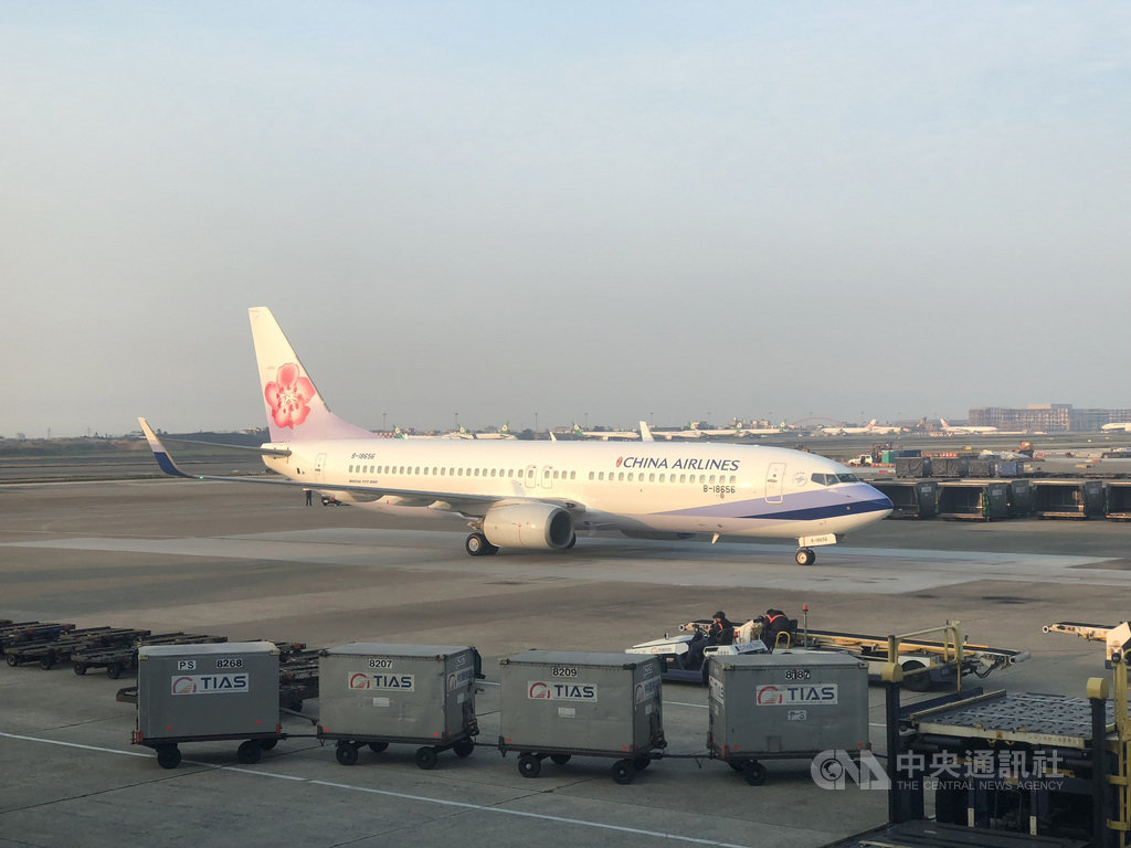 中華航空台北往返仰光救援班機原訂21日下午4時15分返抵國門,但班機最終延至5時許才降落桃園機場。國境單位表示,考量緬甸並非特別高風險地區,因此將比照一般旅客正常入境程序處理。中央社記者吳睿騏桃園機場攝 110年2月21日