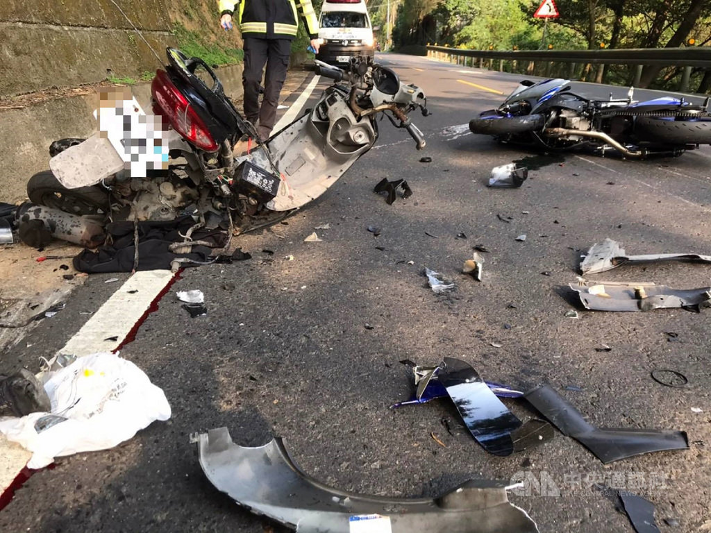北宜公路18.1K處21日發生兩輛機車車禍,現場機車零件散落一地,騎士1死1重傷,肇事原因仍待調查釐清。(翻攝照片)中央社記者王鴻國傳真 110年2月21日