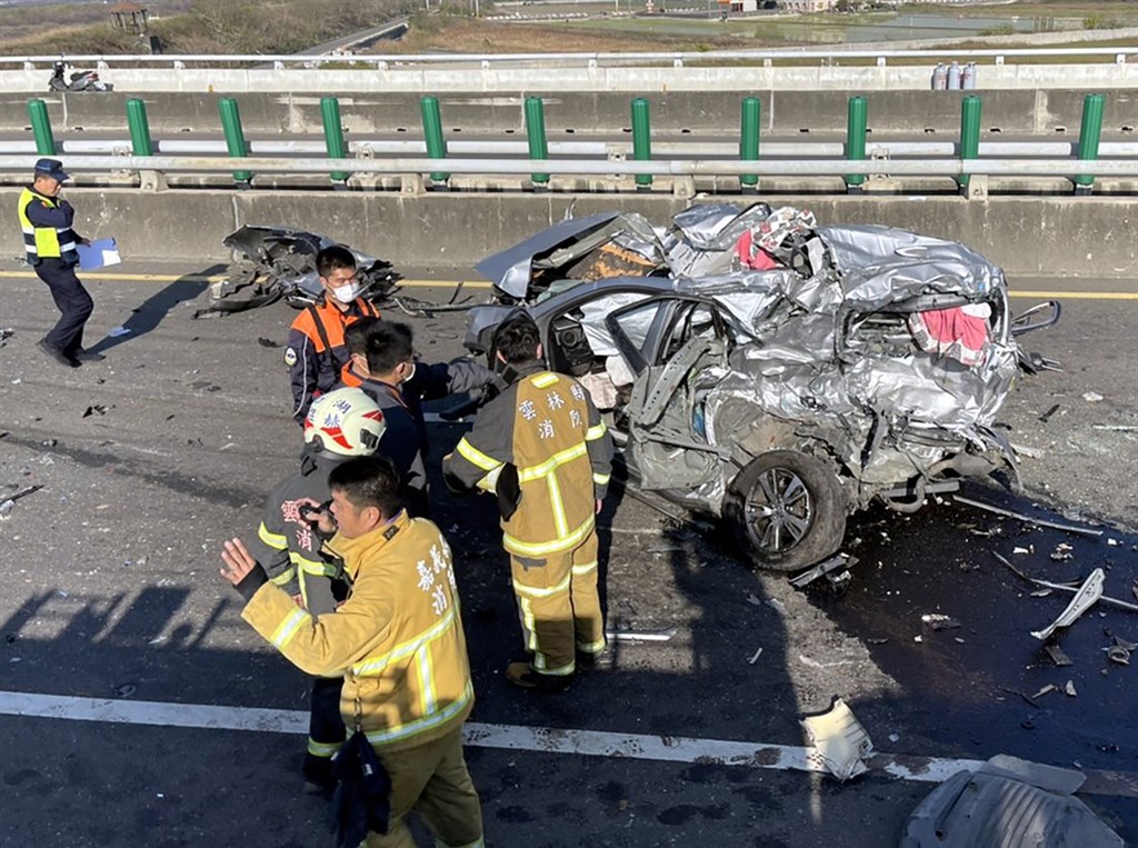 台61線西部濱海快速公路北上254公里處21日發生20部大小車輛追撞,造成2死、8傷。其中1名死者林姓男子疑因濃霧視線不佳撞上前面大卡車,車體嚴重變形,林男當場死亡。(嘉義縣消防局提供)中央社記者黃國芳傳真 110年2月21日