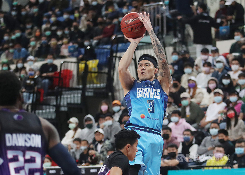 台灣職業籃球聯盟P. LEAGUE+ 農曆年後戰火再起,21日晚間在台北和平籃球館由台北富邦勇士隊與新竹街口攻城獅隊交手,富邦勇士張宗憲(持球者)跳投搶分。中央社 110年2月21日