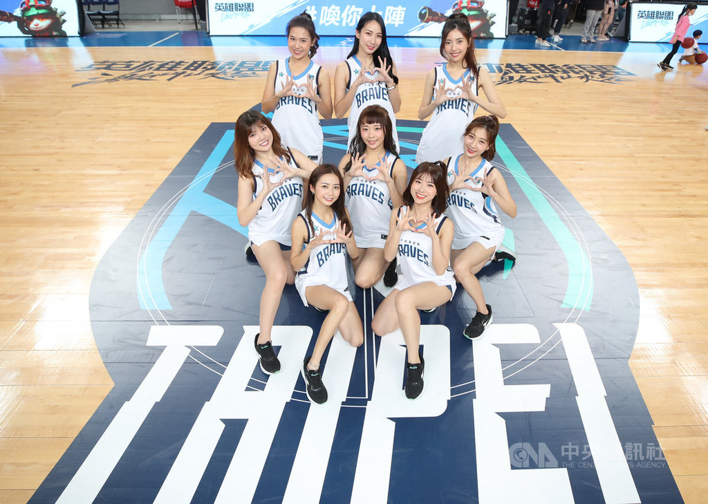台灣職業籃球聯盟P. LEAGUE+(簡稱PLG)21日在台北和平籃球館進行台北富邦勇士隊與新竹街口攻城獅隊的賽事,富邦勇士專屬啦啦隊Fubon Angels在場邊帶動加油氣勢。中央社 110年2月21日