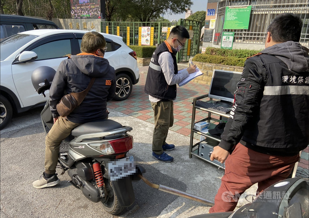 環保署預報21、22日西半部空品有轉差疑慮,台中市政府啟動應變措施,進行機車攔檢作業。(台中市政府提供)中央社記者趙麗妍傳真 110年2月21日