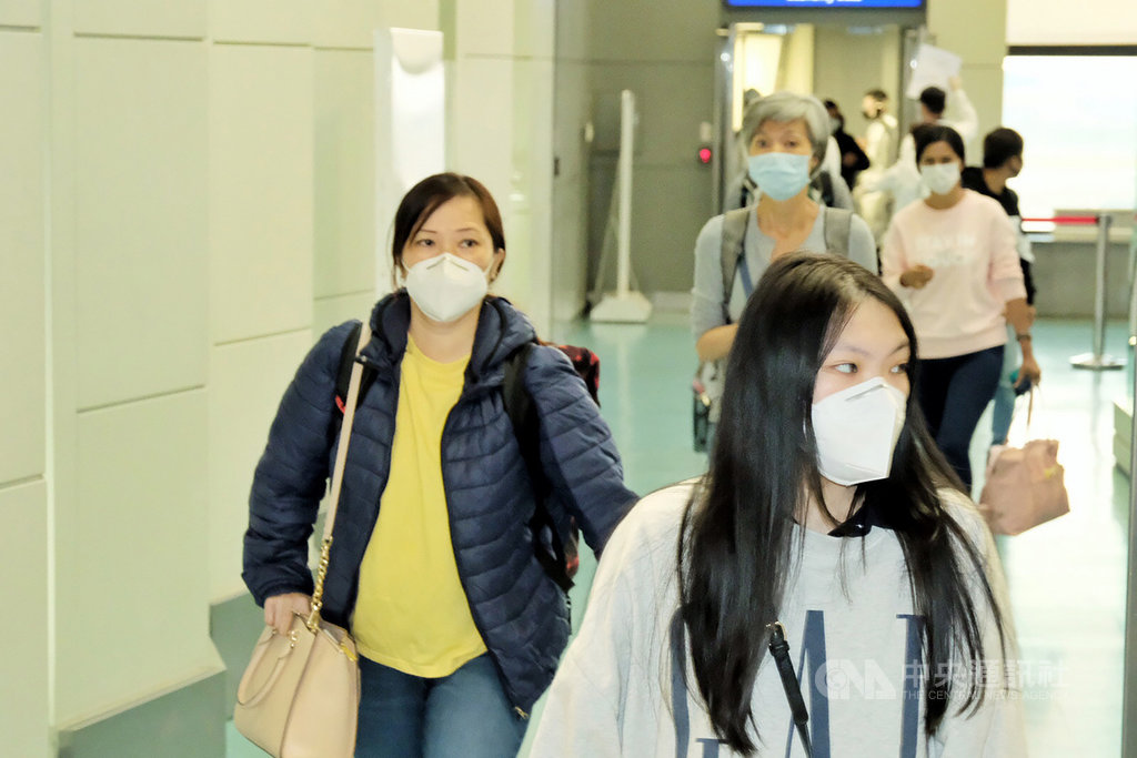 中華航空公司台北往返仰光救援班機於21日傍晚搭載82 人返抵國門,機上乘客比照一般旅客正常入境,依規定由檢疫人員審核健康聲明暨檢疫通知書內容,再依序通過移民署證照查驗、提領行李及海關稽查等入境程序。中央社記者吳睿騏桃園機場攝 110年2月21日
