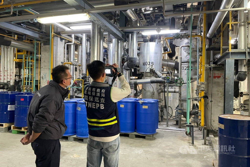 環保署空氣品質預報顯示,台灣西半部地區近日空氣品質不理想,台南市環保局人員以紅外線氣體顯像儀執行工廠稽查,預防洩漏與異常排放。(環保局提供)中央社記者楊思瑞台南傳真 110年2月21日