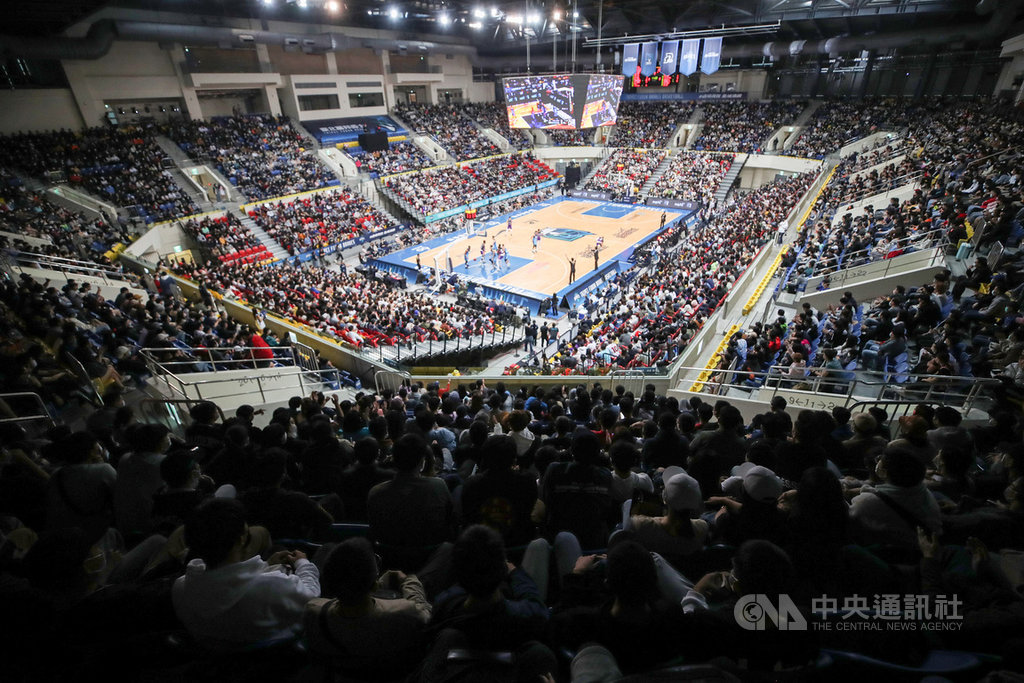台灣職業籃球聯盟P. LEAGUE+(簡稱PLG)例行賽事持續展開,21日晚間在台北和平籃球館進行台北富邦勇士隊與新竹街口攻城獅隊的比賽,賽前門票熱銷一空,滿場球迷進場觀戰。中央社 110年2月21日