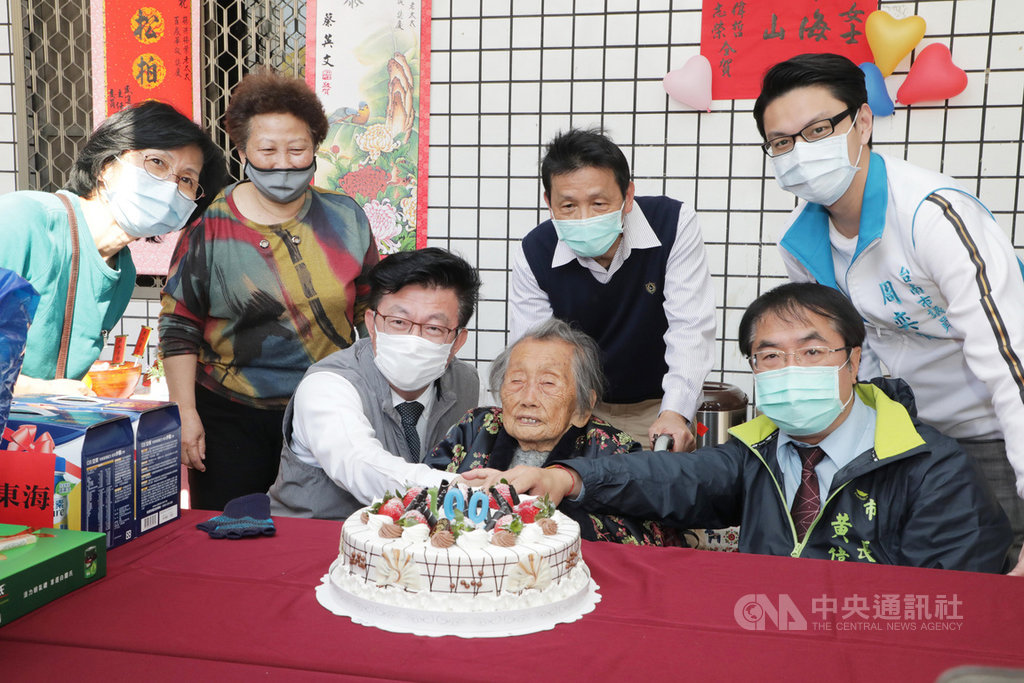 台南市左鎮區阿嬤楊洪梅葉(前右2)22日將滿百歲,家人21日提前慶生,台南市長黃偉哲(前右)信守3年前承諾,現身為阿嬤祝壽。(台南市政府提供)中央社記者楊思瑞台南傳真 110年2月21日