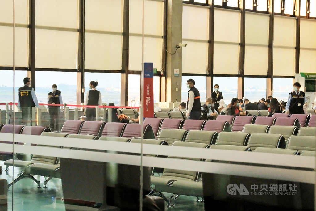 中華航空公司台北往返仰光救援班機21日傍晚降落桃園機場,機上有28人登機前未檢附登機前3天內的核酸檢測陰性報告,下機後在現場疾管人員引導下,到一旁候機室填寫資料。中央社記者吳睿騏桃園機場攝 110年2月21日
