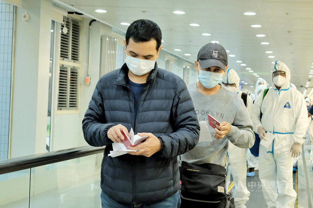 華航台北往返仰光救援班機21日搭載82人返抵國門,針對緬甸國內情勢,有旅客表示當地全國罷工、常見軍民對峙,不過也有人認為情況不像部分媒體報導的那麼混亂。中央社記者吳睿騏桃園機場攝 110年2月21日