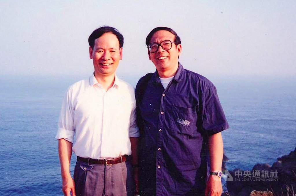 音樂紀錄片「聽見台灣」透過音樂大師鮑元愷(右)在台教書見聞展現台灣之美,鮑元愷與台灣音樂家黃輔棠(左)為知心好友,兩人交情逾30年;黃輔棠曾建議鮑元愷修改交響樂章,鮑元愷也樂於接受,成就一段佳話。(海鵬影業提供)中央社記者葉冠吟傳真 110年2月21日