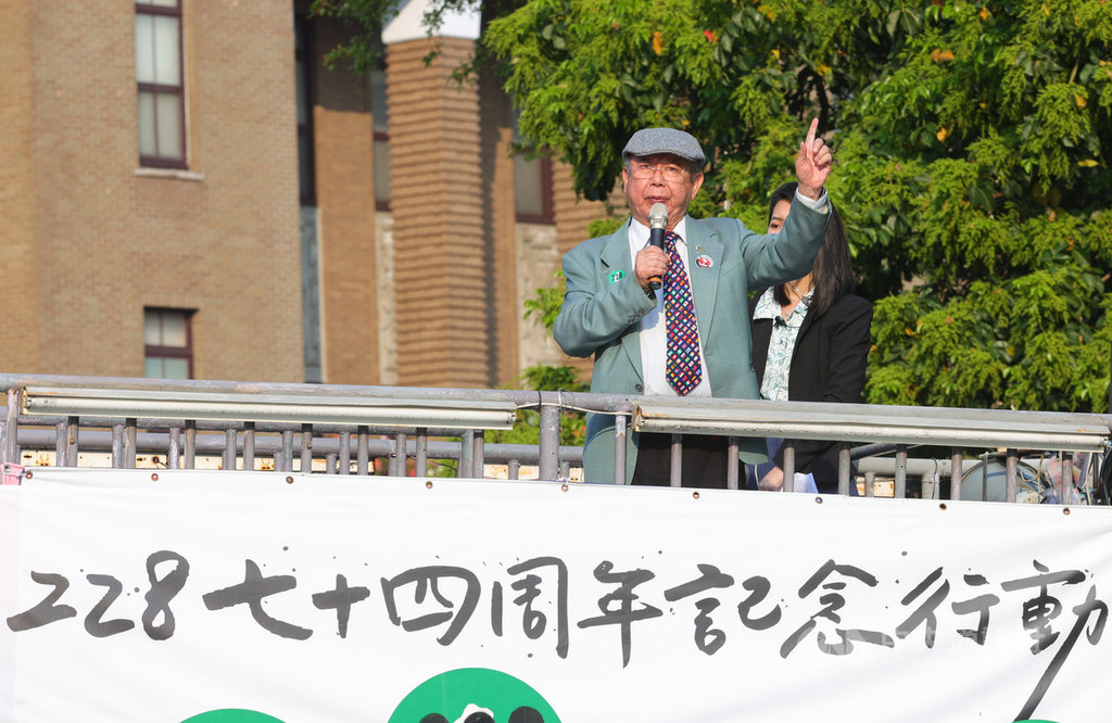 多個民間團體21日走上街頭紀念二二八,人權律師李勝雄(前)出席並表示,台北市政府與台灣國家聯盟28日將合辦紀念活動,北市府竟邀請前國民黨主席馬英九演講,這對受難者、對台灣人是一大侮辱。中央社記者謝佳璋攝 110年2月21日