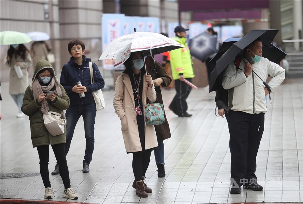 氣象局預估,228假期北部、東半部有短暫雨,但降雨範圍逐日縮減。(中央社檔案照片)