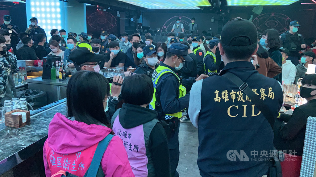 高雄市警察局鎖定青少年學生易聚集的夜店、KTV等場所擴大臨檢及路檢,結果於路檢時查獲毒品案1件及酒後駕車2件。(苓雅分局提供)中央社記者王淑芬傳真 110年2月21日