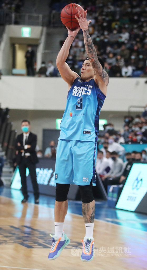 P. LEAGUE+ 聯盟台北富邦勇士本土前鋒「噴射機」張宗憲,21日在主場台北和平籃球館出戰新竹街口攻城獅,攻下全場最高的24分,另演出本季單場最多的6抄截,率隊106比97擊敗新竹街口攻城獅隊。中央社 110年2月21日