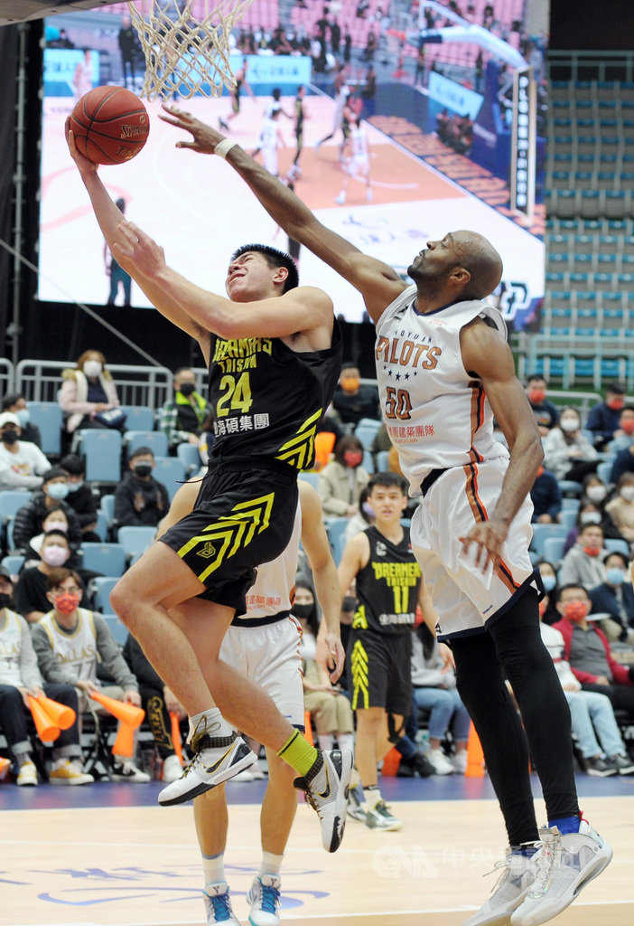 P. LEAGUE+ 聯盟農曆年後戰火再起,桃園領航猿隊21日主場迎戰福爾摩沙台新夢想家隊,夢想家沃克(Randall Walko)(左)進攻時,遭領航猿陣中「新台灣人」戴維斯(Quincy Davis)(右)強力阻攔。中央社記者施宗暉攝 110年2月21日