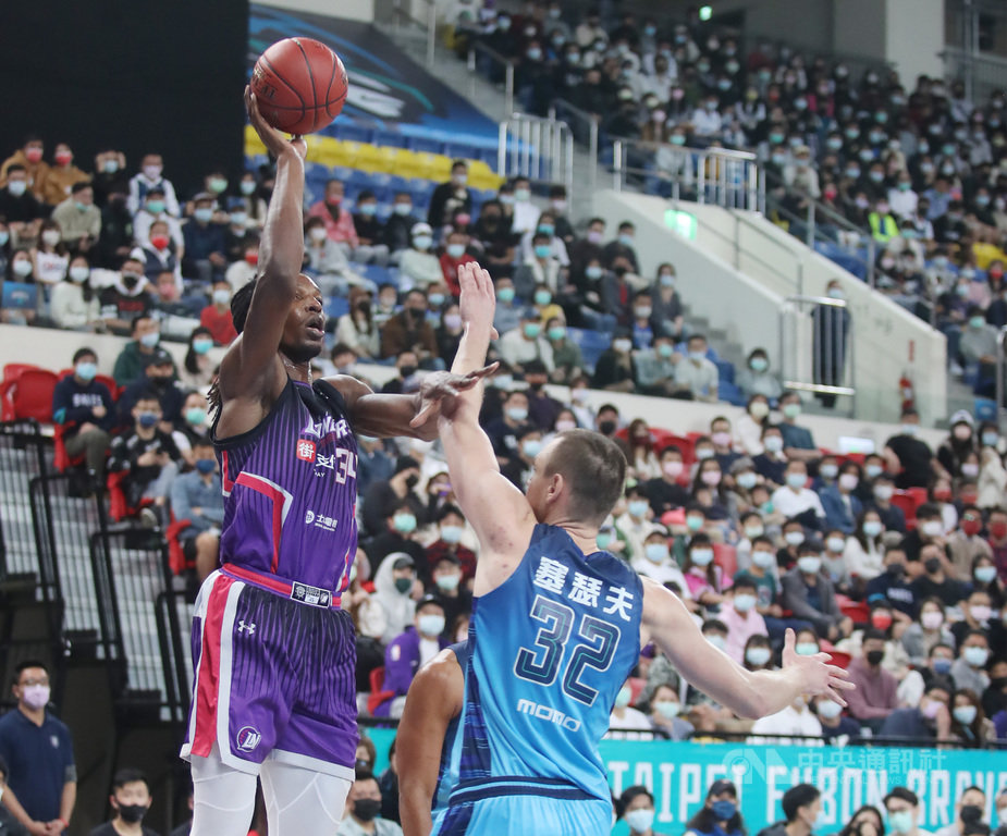 台灣職業籃球聯盟P. LEAGUE+(簡稱PLG)台北富邦勇士隊21日晚間在主場迎戰新竹街口攻城獅隊,雙方互不相讓,攻城獅洋將塔壁(Hasheem Thabeet)(持球者)射籃搶分。中央社 110年2月21日