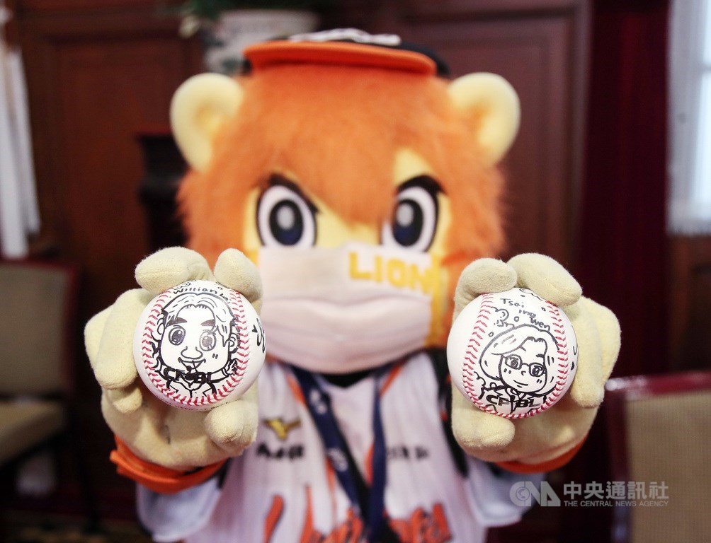 總統蔡英文22日在總統府接見2020年中華職棒總冠軍統一7-ELEVEn獅隊,統一獅吉祥物萊恩在棒球上手繪蔡總統肖像送給蔡總統。中央社記者張新偉攝 110年2月22日