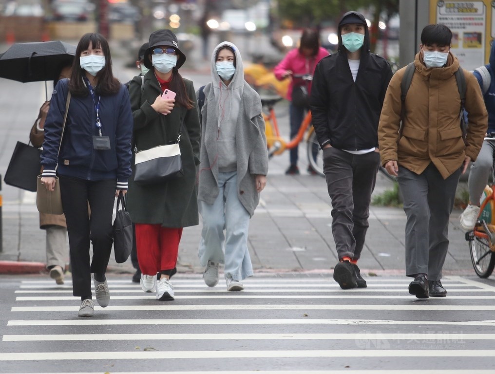 氣象專家吳德榮表示,23至24日、26至27日連2波東北季風影響,迎風面雲量增,北台灣氣溫稍降、有局部短暫雨。(中央社檔案照片)