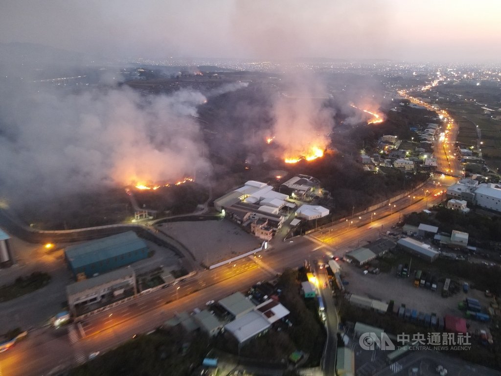 苗栗消防局22日指出,通霄鎮五南公墓疑似引火不慎,導致山林火警,火舌沿著稜線蔓延,宛如一條火龍,消防隊員花了11個小時才順利撲滅火勢。(民眾提供)中央社記者管瑞平傳真 110年2月22日