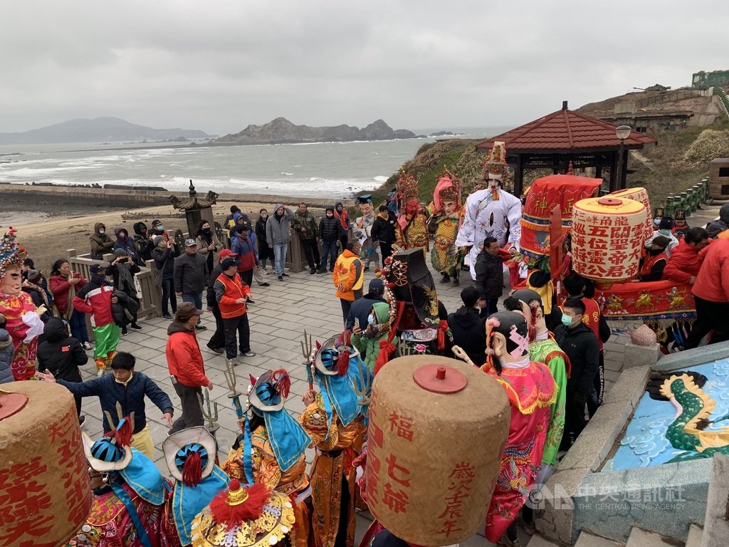 東莒社造團隊「大浦PLUS+」連2年舉辦「東莒擺暝很有文化祭」,109年招募近50人參與全島大遶境,110年招募13人組成鼓板隊伍,重新敲奏地方傳統鼓板樂。圖為109年東莒遶境活動情形。中央社記者邱筠攝 110年2月22日