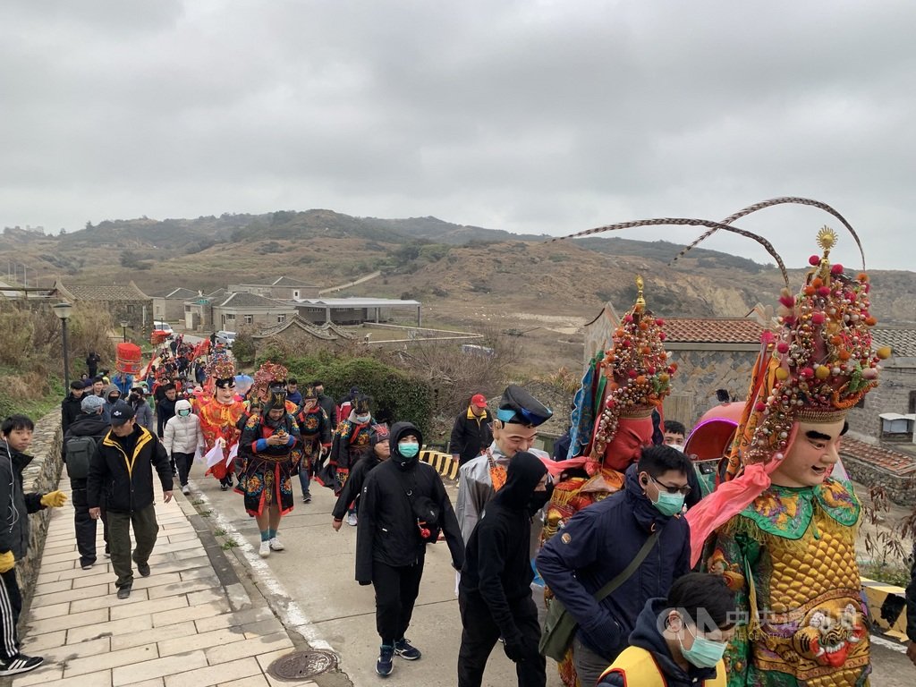 每年農曆新年後,馬祖各廟陸續開始酬謝神明的祭典「擺暝」,並由鑼、鼓、鈸等樂器組成廟宇的鼓板隊,隨迎神遶境隊伍穿越大街小巷。圖為109年東莒遶境活動情形。中央社記者邱筠攝 110年2月22日