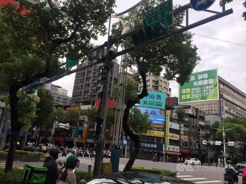 台北市警方自今年初啟動科技執法改善台北車站旁公車停靠站和台北醫學大學附設醫院前的違規停車後,3月29日將再新增馬偕醫院前(圖)車輛違停和建國高架道路車輛違規行駛兩處。(台北市警察局交通警察大隊提供)中央社記者黃麗芸傳真 110年2月22日