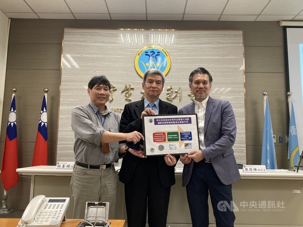 減肥藥常伴隨腹瀉、解油便等惱人副作用,恐影響減肥效果。國衛院生醫工程與奈米醫學研究所研究員羅履維(右)的研究團隊發現一種可吸附油脂的特殊材料,可望緩解減肥藥物的副作用,22日公布研究成果。(國衛院提供)中央社記者張茗喧傳真 110年2月22日