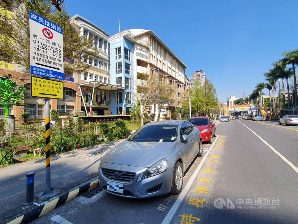 新北市政府交通局指出,設置智慧停車設備的停車格停車率平均上升23.25%,周轉率平均上升每天1.17個車次。(新北市交通局提供)中央社記者沈佩瑤傳真 110年2月22日