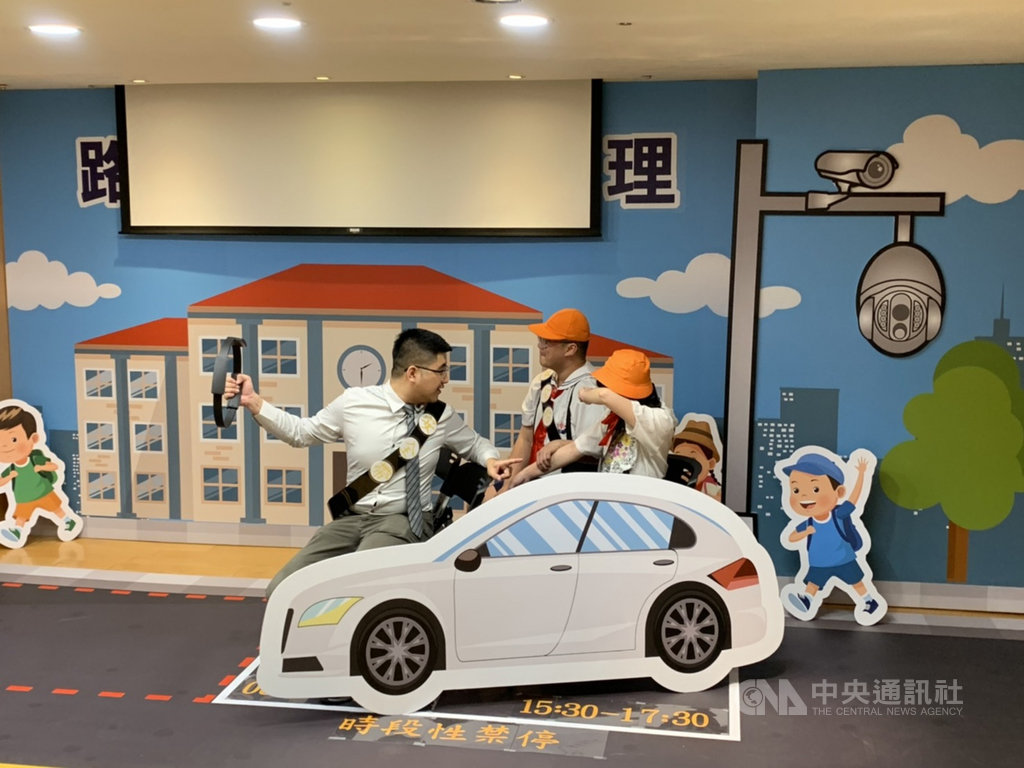 新北市政府交通局22日召開記者會,宣布即起新增汐止區秀峰高中、板橋區海山國小附幼兩處智慧停車管理試辦點,會中以行動劇方式呈現家長接送小孩常面臨的窘境。中央社記者沈佩瑤攝 110年2月22日