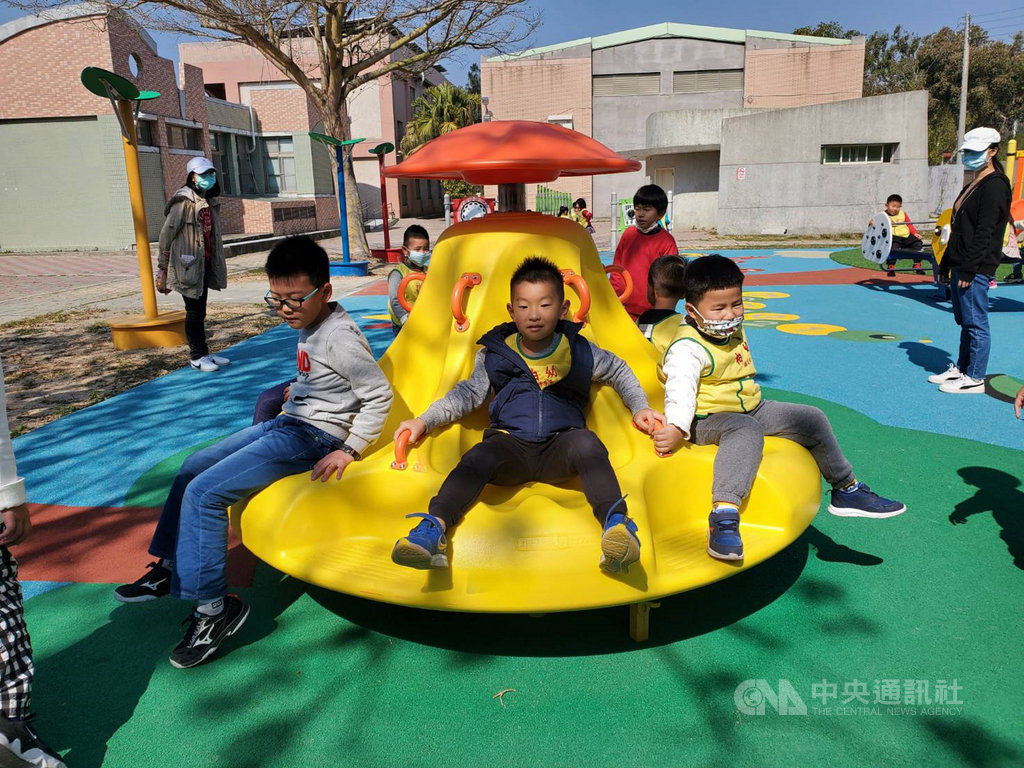 金門縣柏村國小戴勝主題遊樂場22日啟用,好多小朋友說,這是最棒的開學禮物。校長許雪芳歡迎校外人士也可在假日期間來柏村國小遊樂場玩耍。(柏村國小提供)中央社記者黃慧敏傳真 110年2月22日